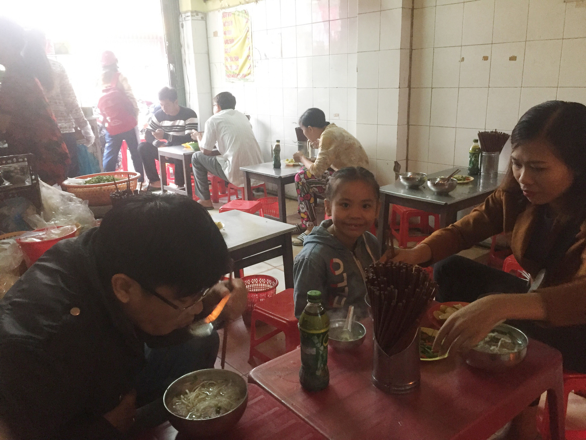 Ăn s&aacute;ng ở qu&aacute;n hủ tiếu thơm ngon c&oacute; gi&aacute; rẻ nhất miền T&acirc;y - Ảnh 3.