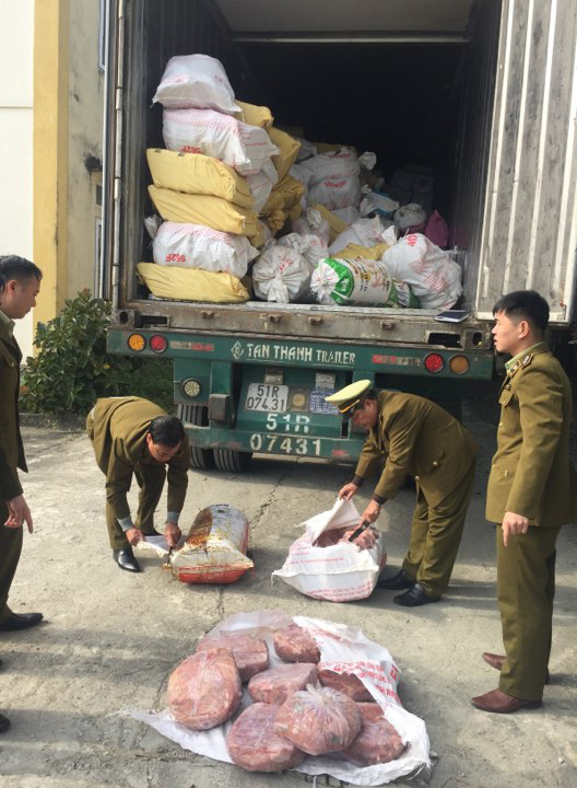 Đưa hơn 10 tấn nội tạng hôi thối ra thị trường