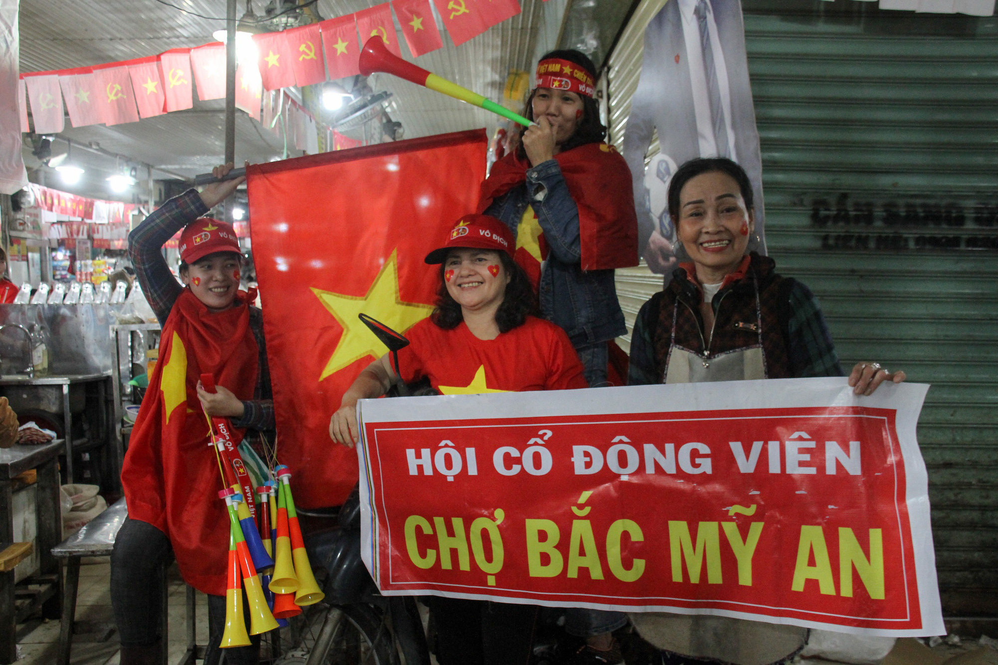 Chùm ảnh: Cổ vũ tuyển U22 từ tiền sảnh bệnh viện Đà Nẵng - Ảnh 7.