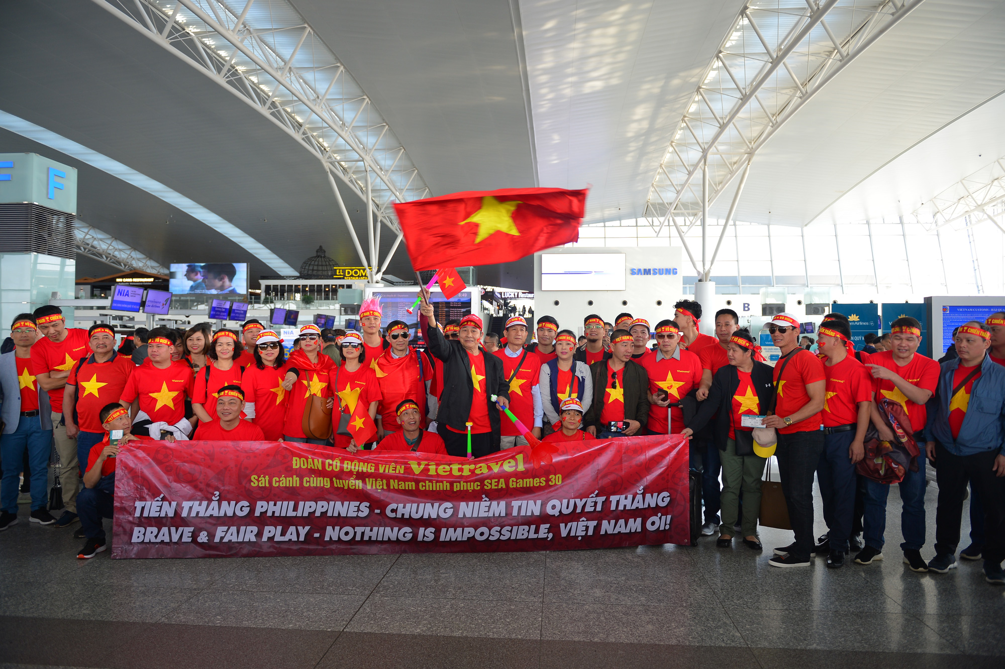 Khán giả nhà rầm rộ sang Philippines tiếp lửa U22 Việt Nam - Ảnh 3.