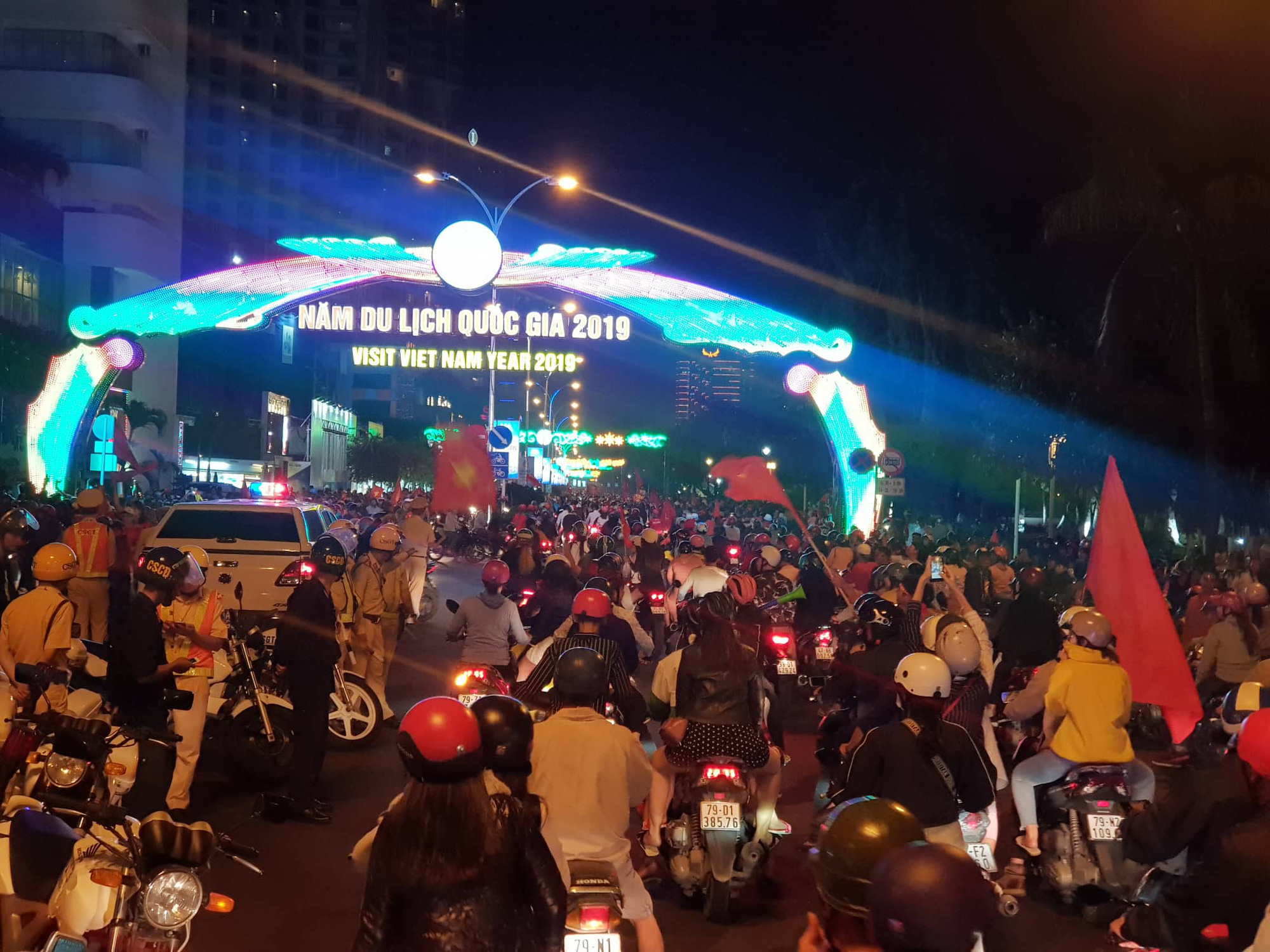 Triệu người vui mừng tột độ, hô vang Việt Nam vô địch! - Ảnh 13.