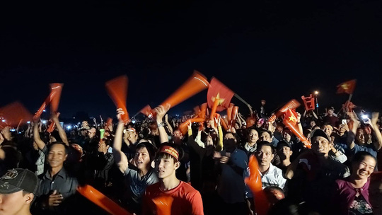 Triệu người vui mừng tột độ, hô vang Việt Nam vô địch! - Ảnh 3.