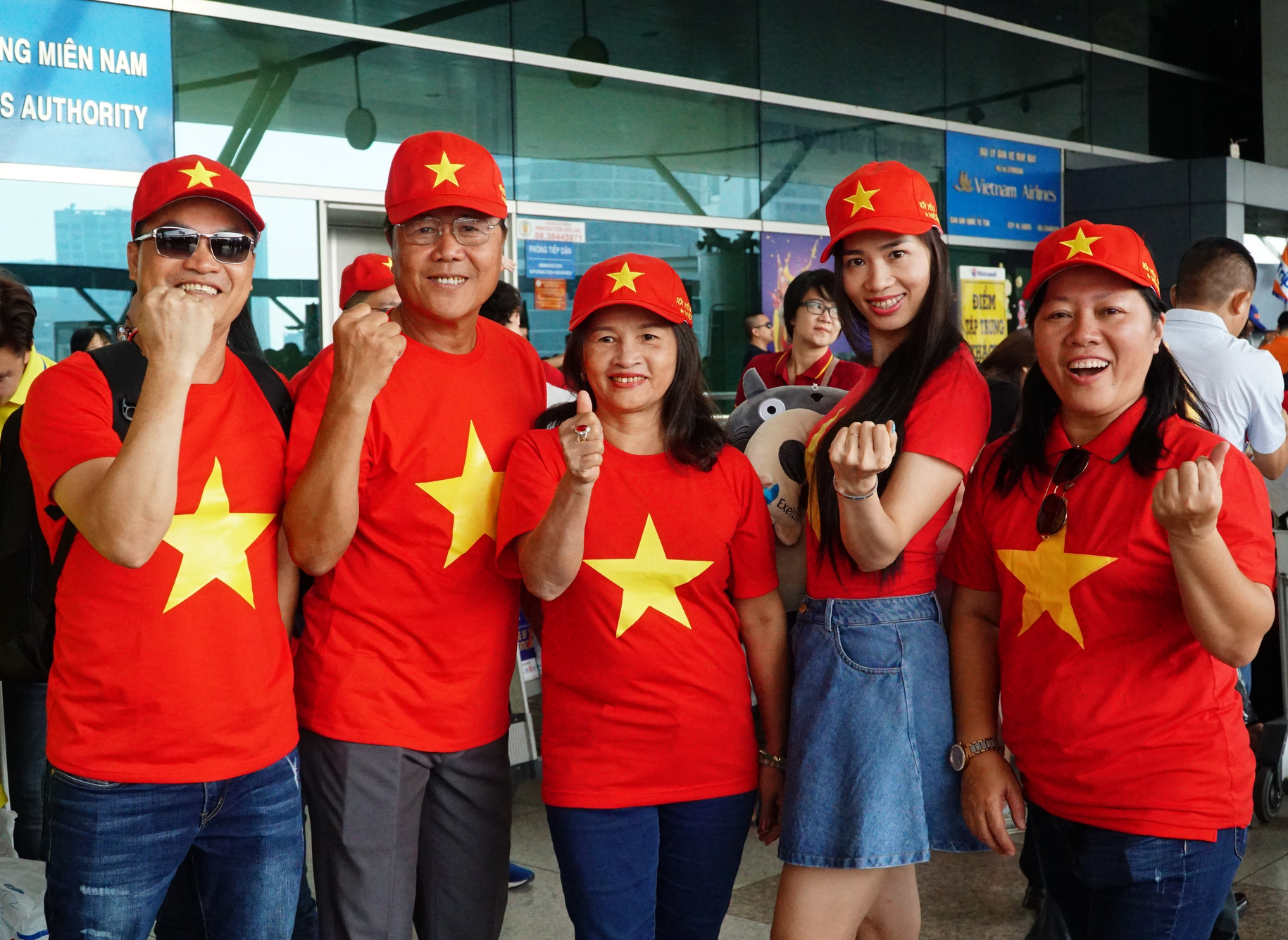 Khán giả nhà rầm rộ sang Philippines "tiếp lửa" U22 Việt Nam