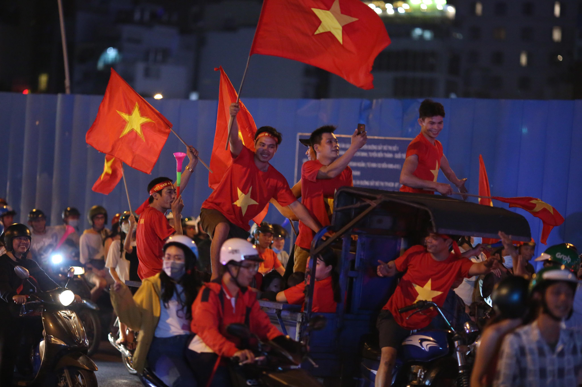Giấc mơ V&Agrave;NG 60 năm th&agrave;nh hiện thực: Vỡ &ograve;a với U22 Việt Nam! - Ảnh 15.