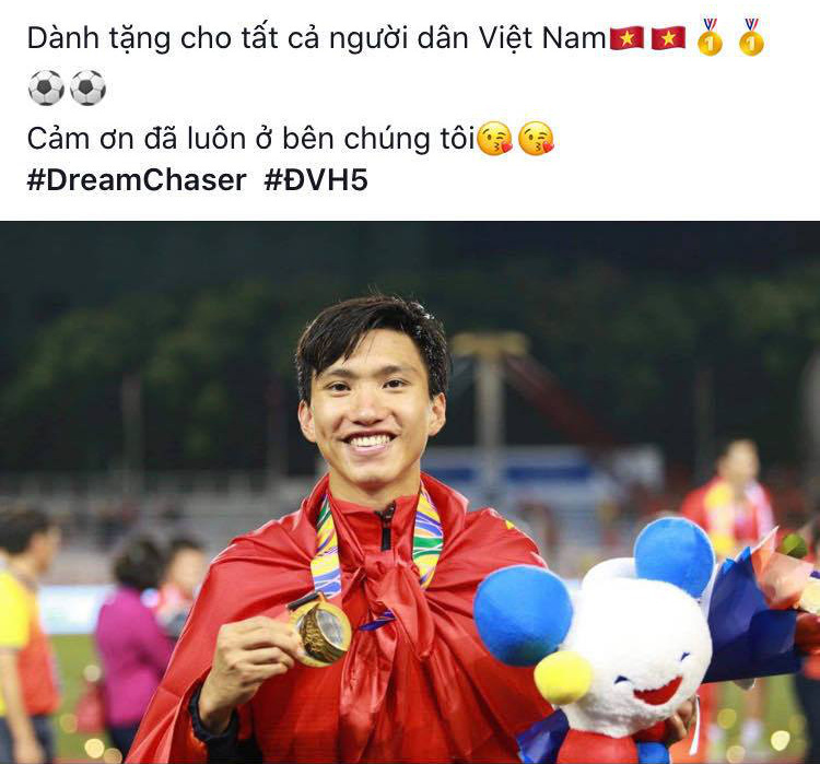 Văn Hậu, Đức Chinh, Tiến Linh... khoe "vàng", gửi lời cảm ơn người hâm mộ