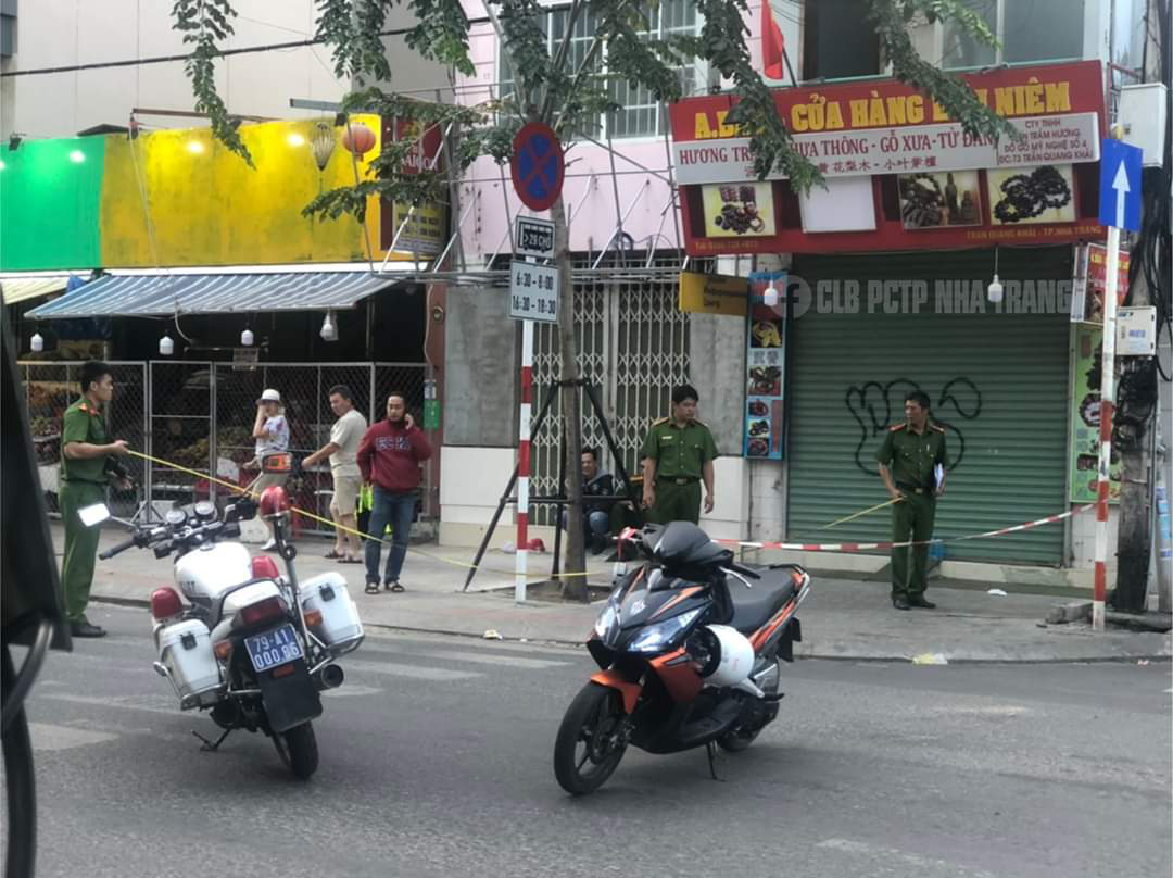 KHÁNH HÒA: Chém nhau trước quán bar, 1 người bị đâm chết