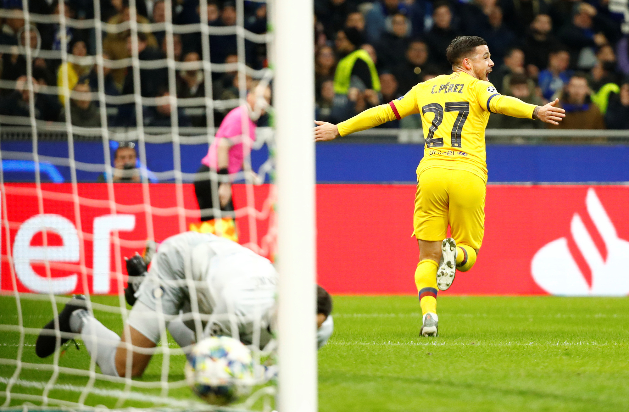 Thần đồng Barca tỏa s&aacute;ng, Inter Milan vuột v&eacute; v&ograve;ng knock-out - Ảnh 3.