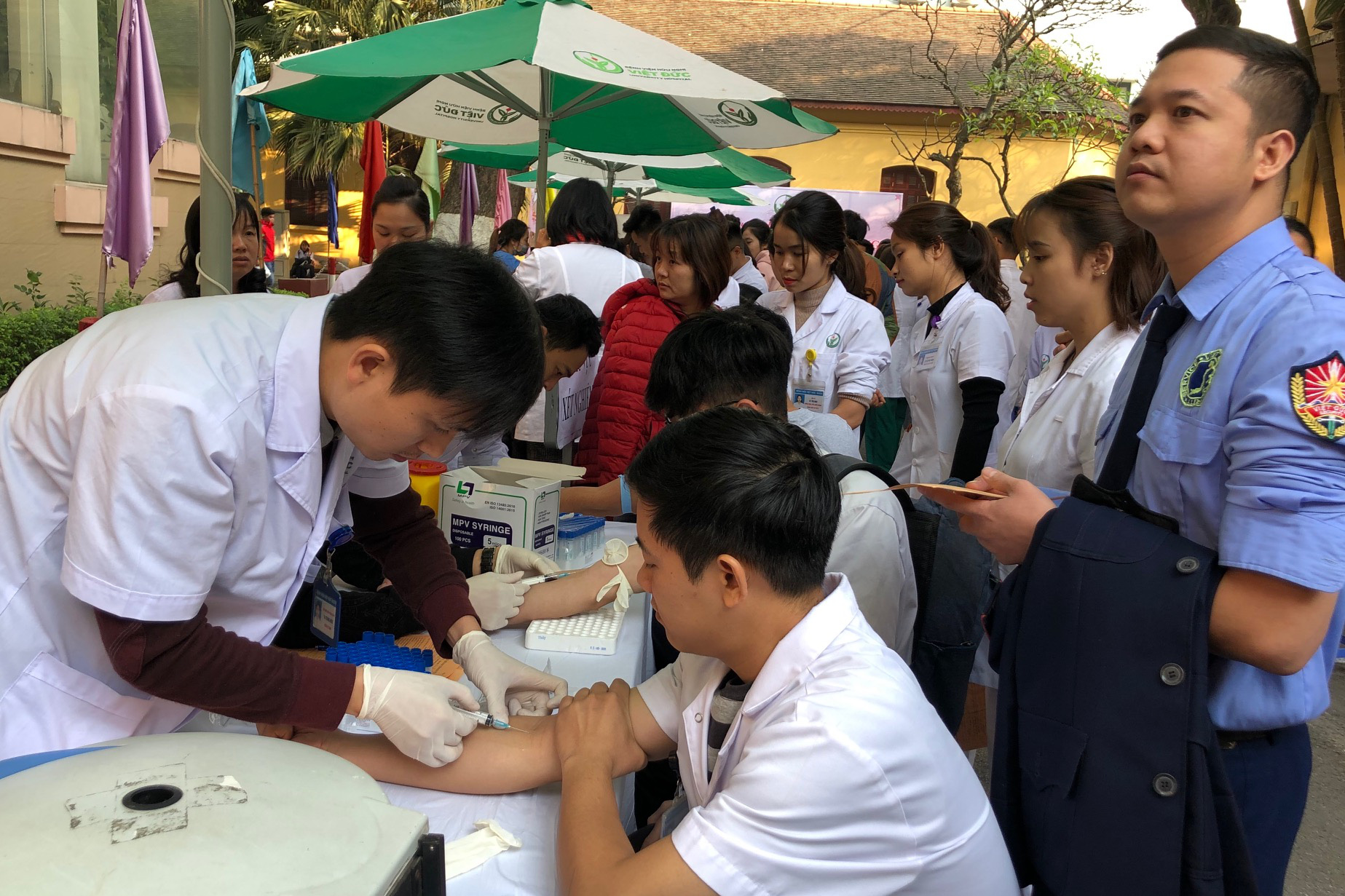 Trước khi v&agrave;o ph&ograve;ng mổ, nhiều b&aacute;c sĩ vẫn h&agrave;o hứng hiến m&aacute;u cứu người bệnh - Ảnh 4.