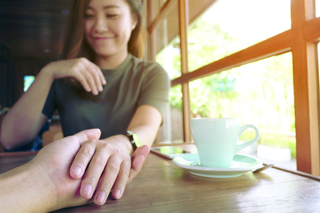 N&oacute;i g&igrave; với con khi con y&ecirc;u sớm - Ảnh 1.