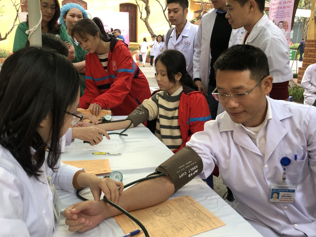 Trước khi v&agrave;o ph&ograve;ng mổ, nhiều b&aacute;c sĩ vẫn h&agrave;o hứng hiến m&aacute;u cứu người bệnh - Ảnh 5.