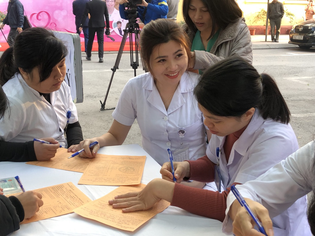 Trước khi v&agrave;o ph&ograve;ng mổ, nhiều b&aacute;c sĩ vẫn h&agrave;o hứng hiến m&aacute;u cứu người bệnh - Ảnh 6.