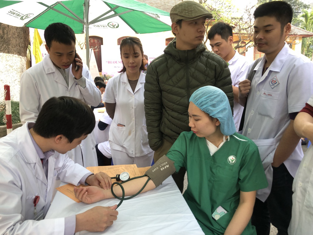 Trước khi v&agrave;o ph&ograve;ng mổ, nhiều b&aacute;c sĩ vẫn h&agrave;o hứng hiến m&aacute;u cứu người bệnh - Ảnh 7.