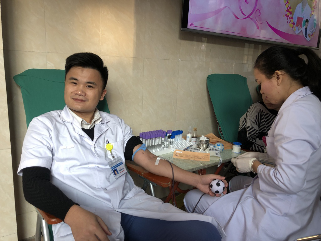 Trước khi v&agrave;o ph&ograve;ng mổ, nhiều b&aacute;c sĩ vẫn h&agrave;o hứng hiến m&aacute;u cứu người bệnh - Ảnh 10.