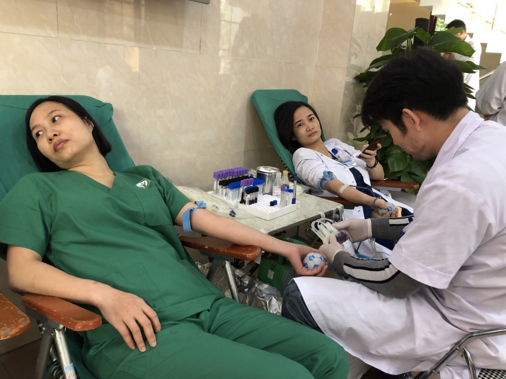 Trước khi v&agrave;o ph&ograve;ng mổ, nhiều b&aacute;c sĩ vẫn h&agrave;o hứng hiến m&aacute;u cứu người bệnh - Ảnh 11.