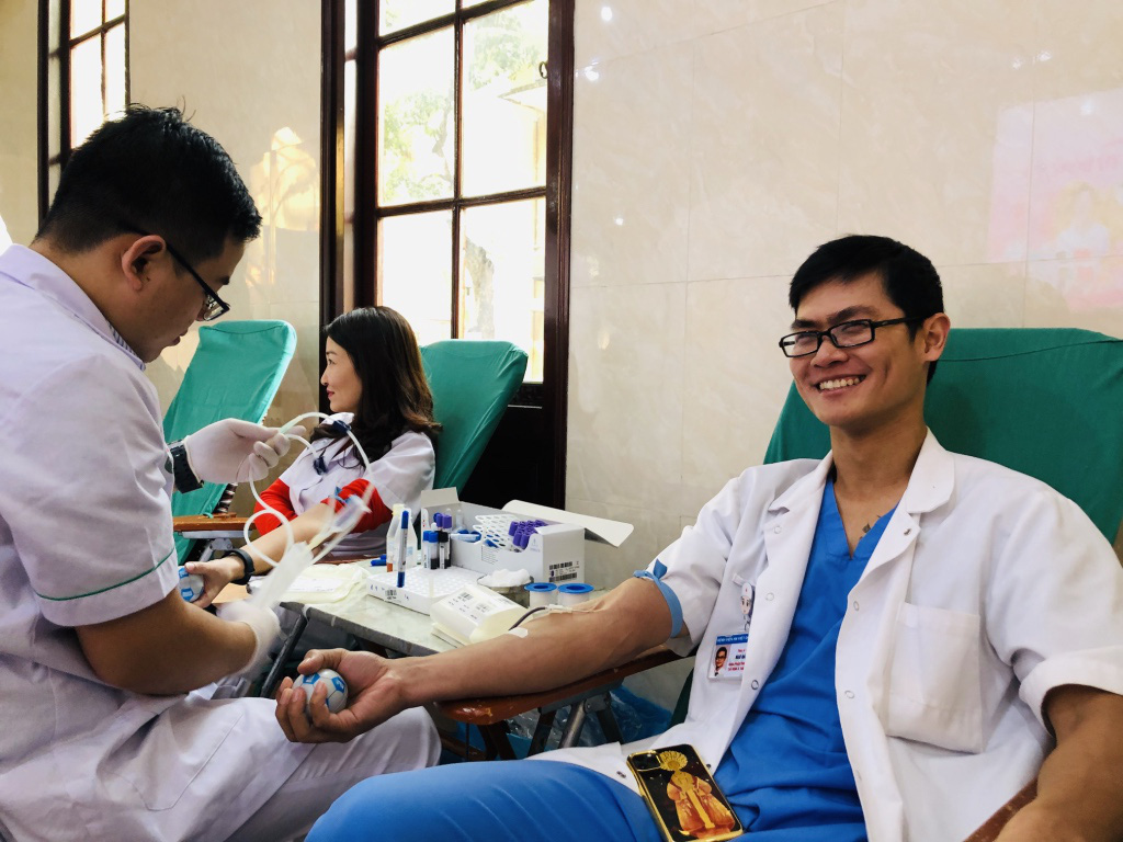 Trước khi vào phòng mổ, nhiều bác sĩ vẫn hào hứng hiến máu cứu người bệnh