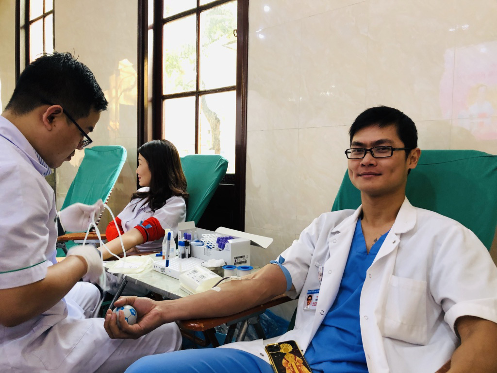 Trước khi v&agrave;o ph&ograve;ng mổ, nhiều b&aacute;c sĩ vẫn h&agrave;o hứng hiến m&aacute;u cứu người bệnh - Ảnh 12.