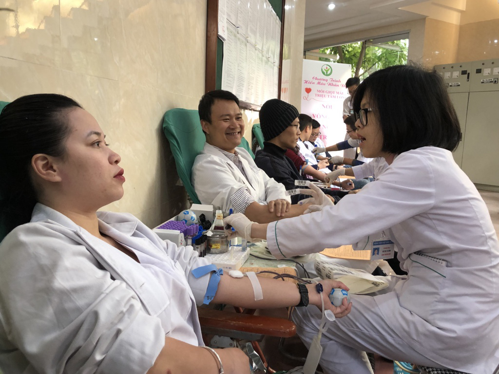 Trước khi v&agrave;o ph&ograve;ng mổ, nhiều b&aacute;c sĩ vẫn h&agrave;o hứng hiến m&aacute;u cứu người bệnh - Ảnh 13.