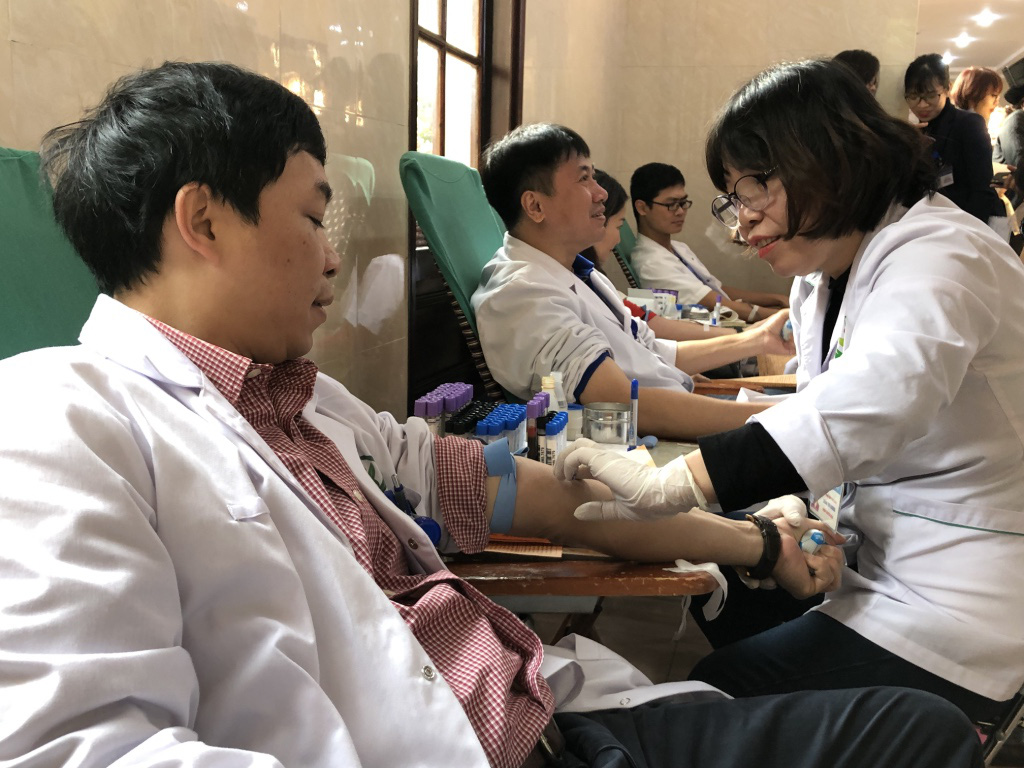 Trước khi v&agrave;o ph&ograve;ng mổ, nhiều b&aacute;c sĩ vẫn h&agrave;o hứng hiến m&aacute;u cứu người bệnh - Ảnh 14.