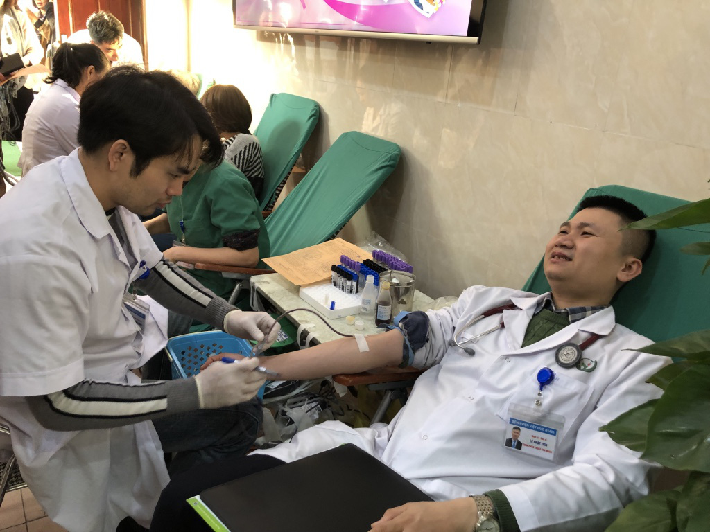 Trước khi v&agrave;o ph&ograve;ng mổ, nhiều b&aacute;c sĩ vẫn h&agrave;o hứng hiến m&aacute;u cứu người bệnh - Ảnh 15.