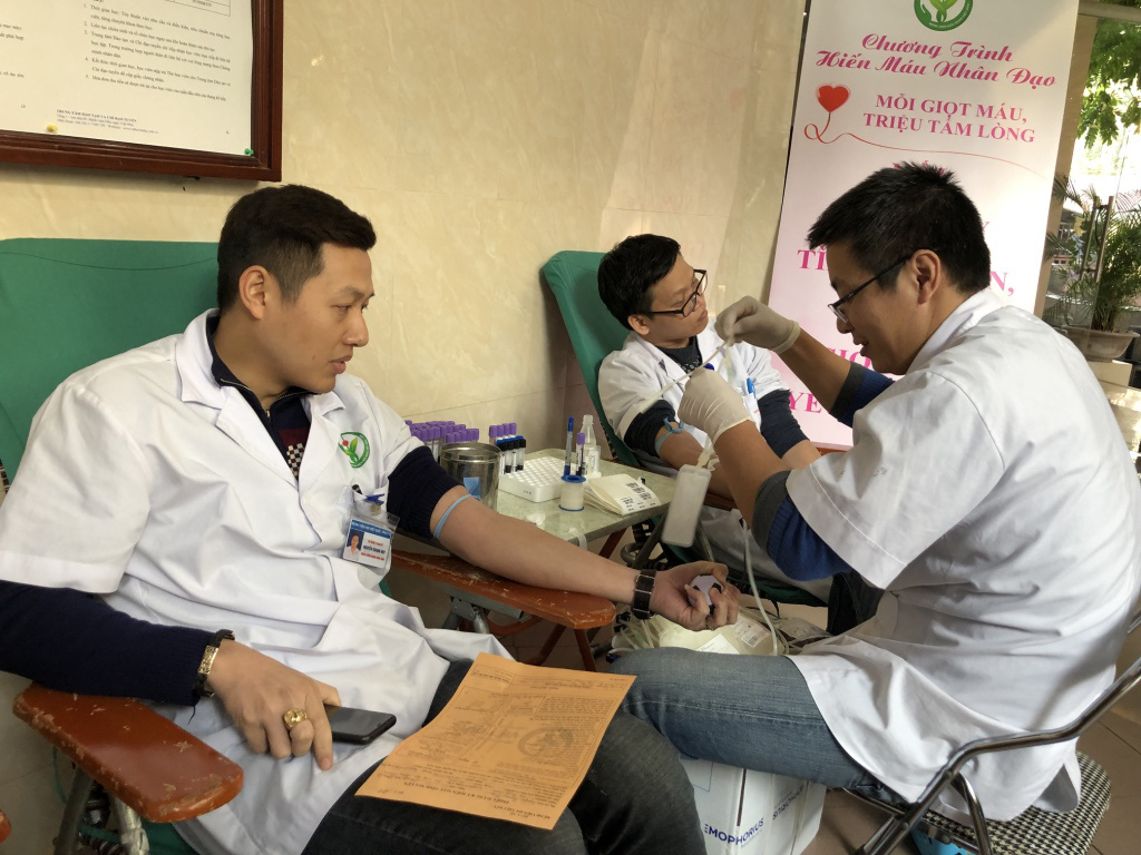 Trước khi v&agrave;o ph&ograve;ng mổ, nhiều b&aacute;c sĩ vẫn h&agrave;o hứng hiến m&aacute;u cứu người bệnh - Ảnh 16.