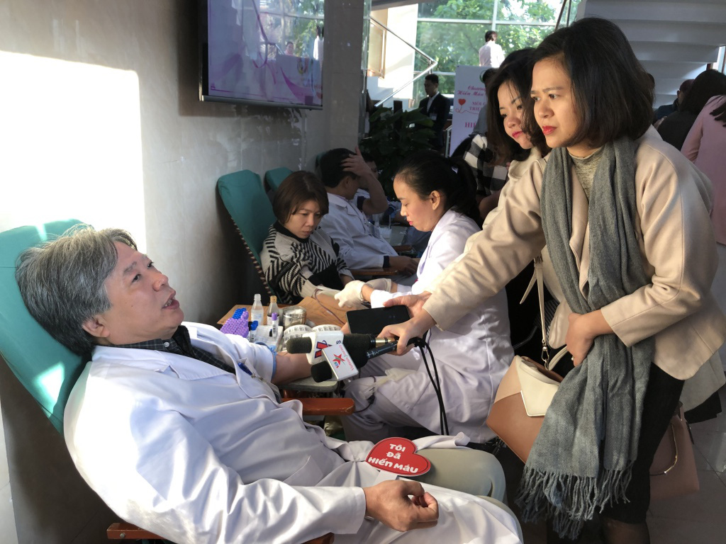 Trước khi v&agrave;o ph&ograve;ng mổ, nhiều b&aacute;c sĩ vẫn h&agrave;o hứng hiến m&aacute;u cứu người bệnh - Ảnh 3.