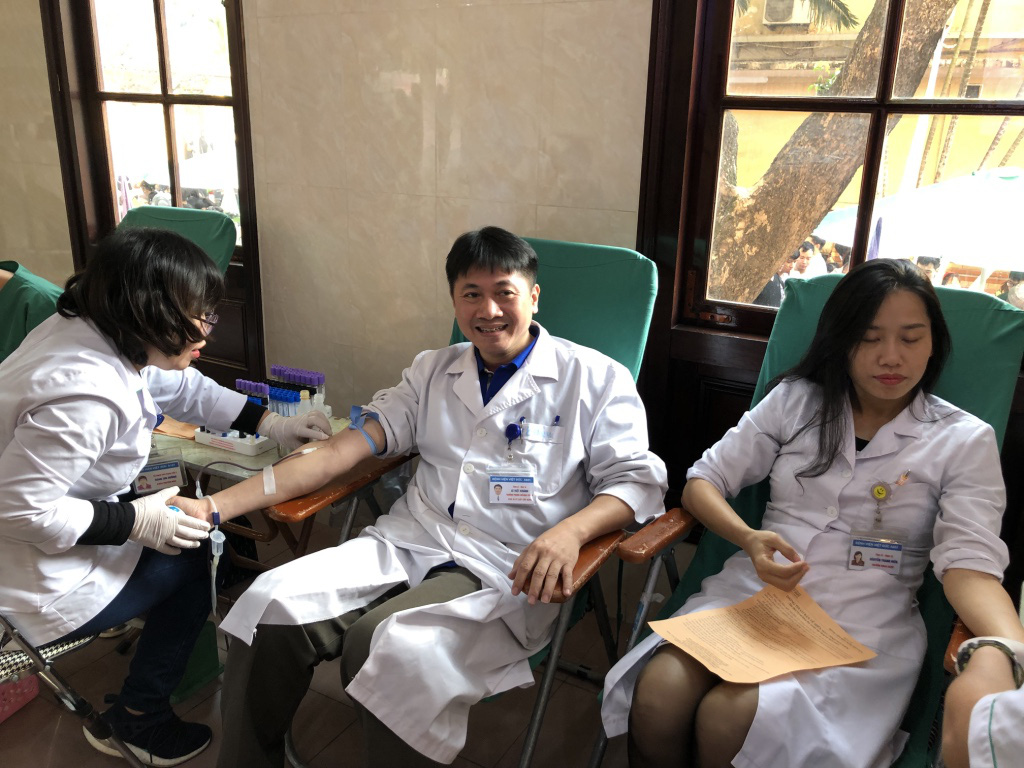 Trước khi v&agrave;o ph&ograve;ng mổ, nhiều b&aacute;c sĩ vẫn h&agrave;o hứng hiến m&aacute;u cứu người bệnh - Ảnh 17.