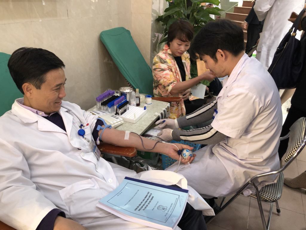 Trước khi v&agrave;o ph&ograve;ng mổ, nhiều b&aacute;c sĩ vẫn h&agrave;o hứng hiến m&aacute;u cứu người bệnh - Ảnh 18.