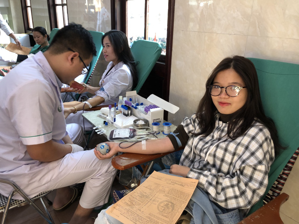 Trước khi v&agrave;o ph&ograve;ng mổ, nhiều b&aacute;c sĩ vẫn h&agrave;o hứng hiến m&aacute;u cứu người bệnh - Ảnh 19.