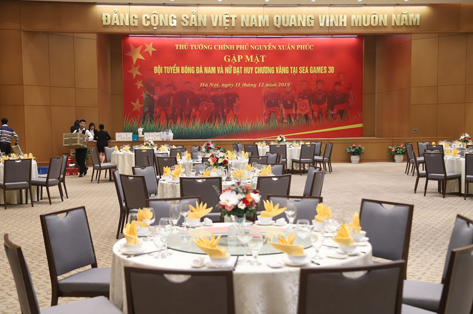 Thủ tướng Nguyễn Xu&acirc;n Ph&uacute;c chi&ecirc;u đ&atilde;i c&aacute;c cầu thủ m&oacute;n g&igrave;? - Ảnh 4.