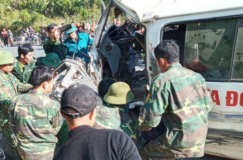 Xe tông vách núi, 7 người thương vong: Hé lộ nguyên nhân ban đầu