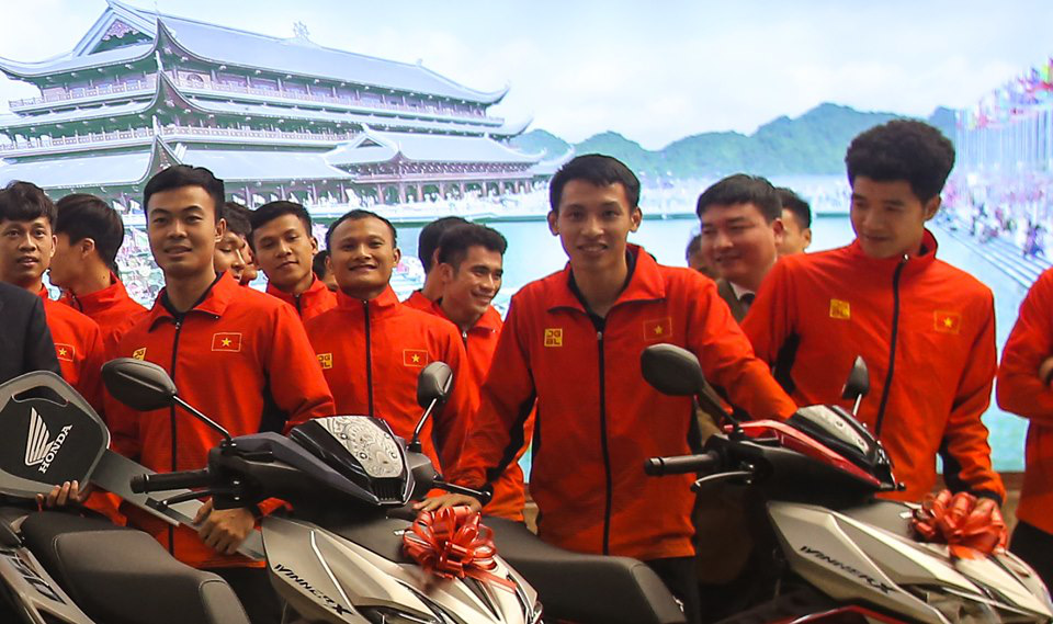Bầu Hiển: CLB H&agrave; Lan phải để Đo&agrave;n Văn Hậu đ&aacute; SEA Games, nếu kh&ocirc;ng c&oacute; trả cả trăm triệu USD cũng lắc - Ảnh 4.
