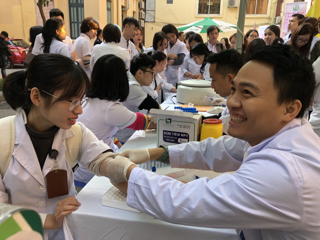 Trước khi v&agrave;o ph&ograve;ng mổ, nhiều b&aacute;c sĩ vẫn h&agrave;o hứng hiến m&aacute;u cứu người bệnh - Ảnh 1.