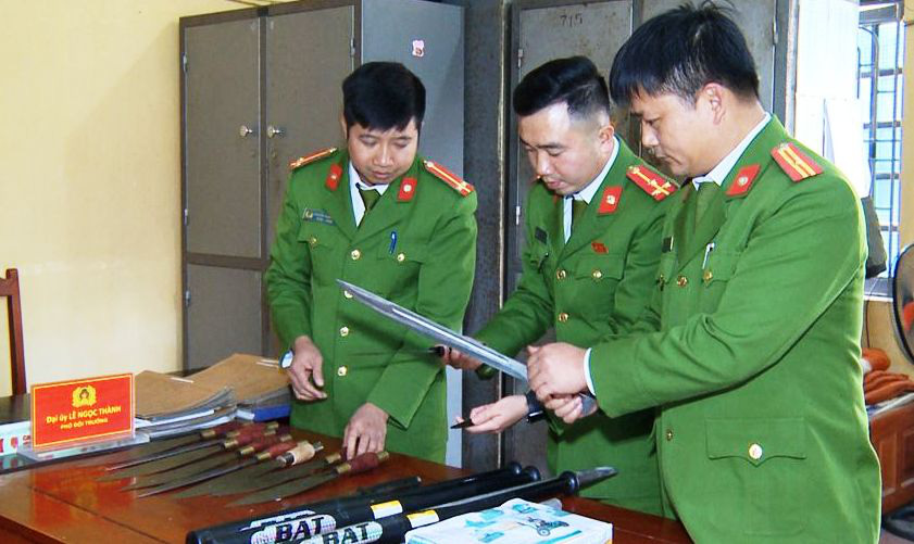 Hơn 20 thanh, thiếu ni&ecirc;n đuổi đ&aacute;nh, nổ s&uacute;ng bắn nhau n&aacute;o loạn đường phố - Ảnh 2.