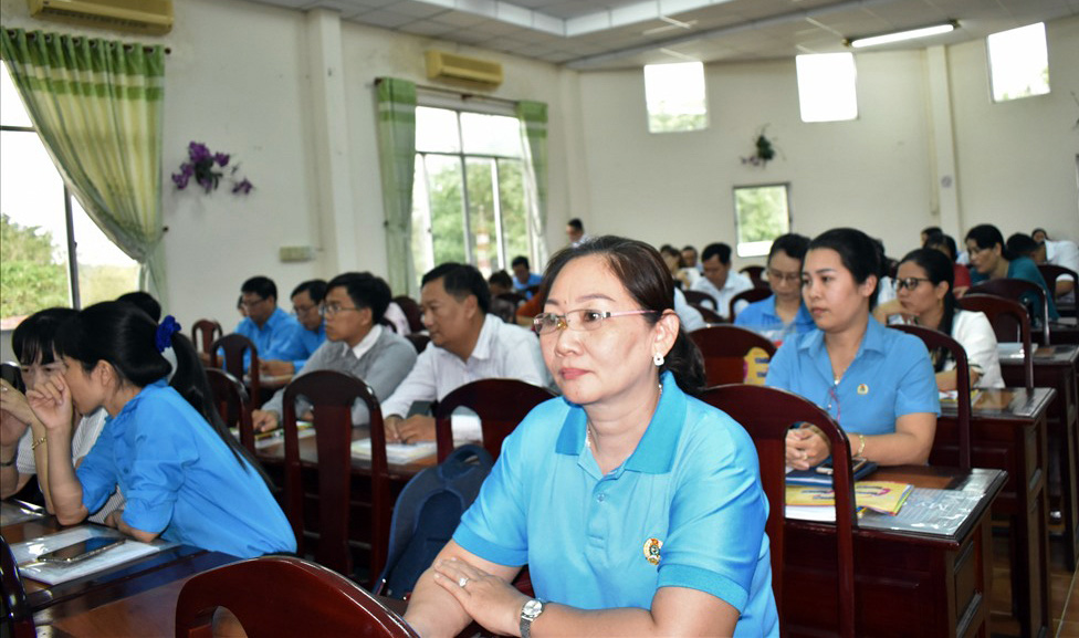 Cần Thơ: Cán bộ Công đoàn tham gia tuyên truyền ATGT