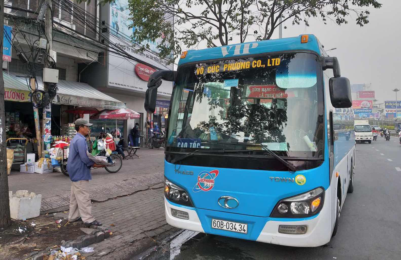 H&igrave;nh ảnh t&agrave;i xế xe kh&aacute;ch l&agrave;m liều từ H&agrave;ng Xanh đến cầu S&agrave;i G&ograve;n - Ảnh 1.