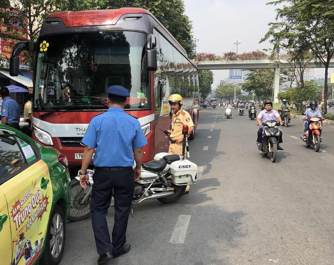 H&igrave;nh ảnh t&agrave;i xế xe kh&aacute;ch l&agrave;m liều từ H&agrave;ng Xanh đến cầu S&agrave;i G&ograve;n - Ảnh 2.
