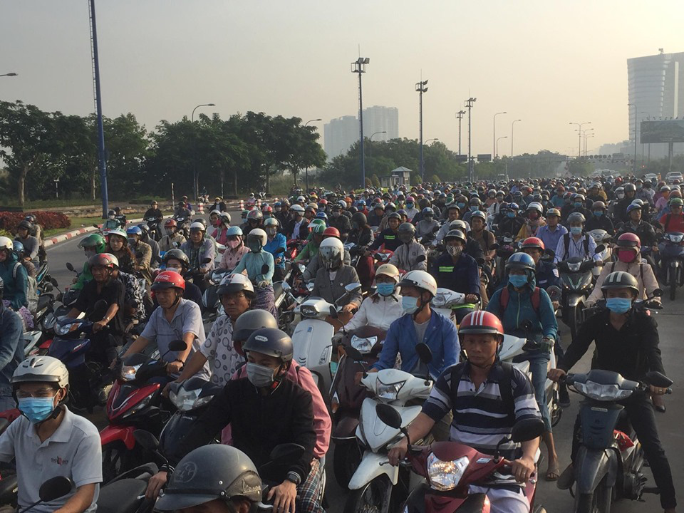 Xe 7 chỗ mất lái khi vào hầm sông Sài Gòn, giao thông náo loạn