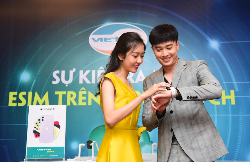 Trọng Ho&agrave;ng, Quốc Trường h&agrave;o hứng với Apple Watch - Ảnh 4.