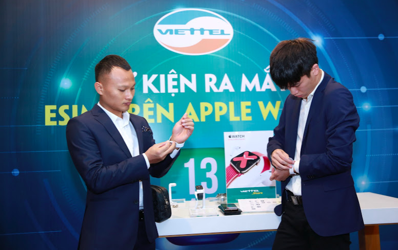 Trọng Ho&agrave;ng, Quốc Trường h&agrave;o hứng với Apple Watch - Ảnh 6.