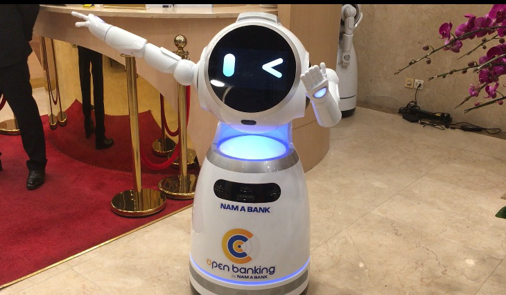 Ngân hàng đầu tiên của Việt Nam đưa robot phục vụ khách