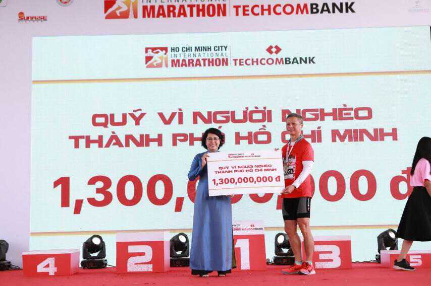 H&agrave;ng chục ng&agrave;n vận động vi&ecirc;n chinh phục cung đường xanh tại Giải Marathon Quốc tế TP HCM Techcombank 2019 - Ảnh 2.