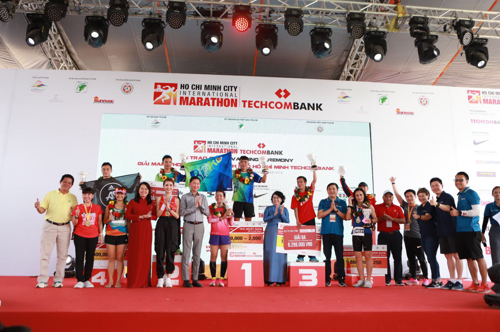 H&agrave;ng chục ng&agrave;n vận động vi&ecirc;n chinh phục cung đường xanh tại Giải Marathon Quốc tế TP HCM Techcombank 2019 - Ảnh 1.