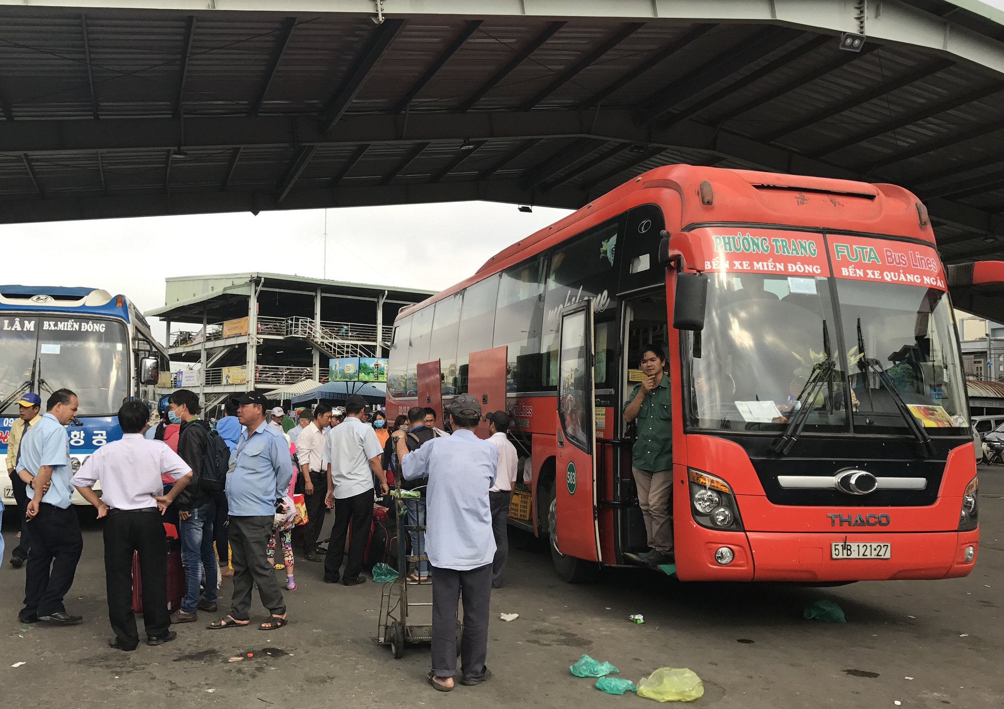 V&eacute; xe Tết Nguy&ecirc;n đ&aacute;n năm nay gi&aacute; ra sao, b&aacute;n thế n&agrave;o? - Ảnh 1.