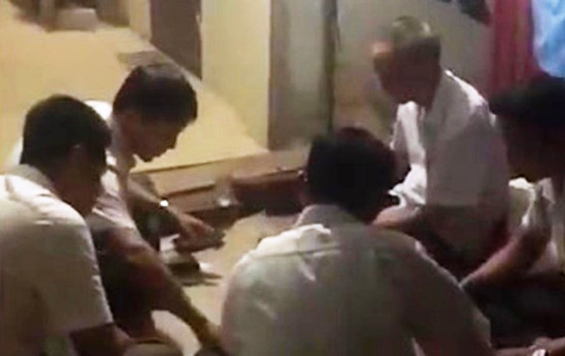 CLIP: B&iacute; thư x&atilde; v&agrave; Ph&oacute; chủ tịch UBND x&atilde; đ&aacute;nh b&agrave;i ăn tiền ngay tại c&ocirc;ng sở - Ảnh 1.