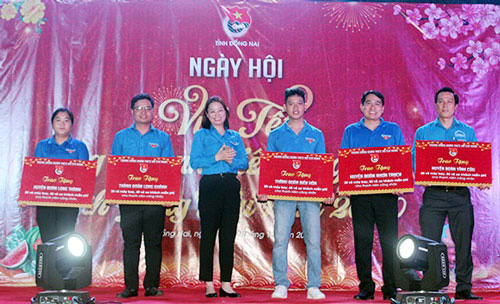 Tặng 630 vé máy bay, vé xe cho thanh niên công nhân
