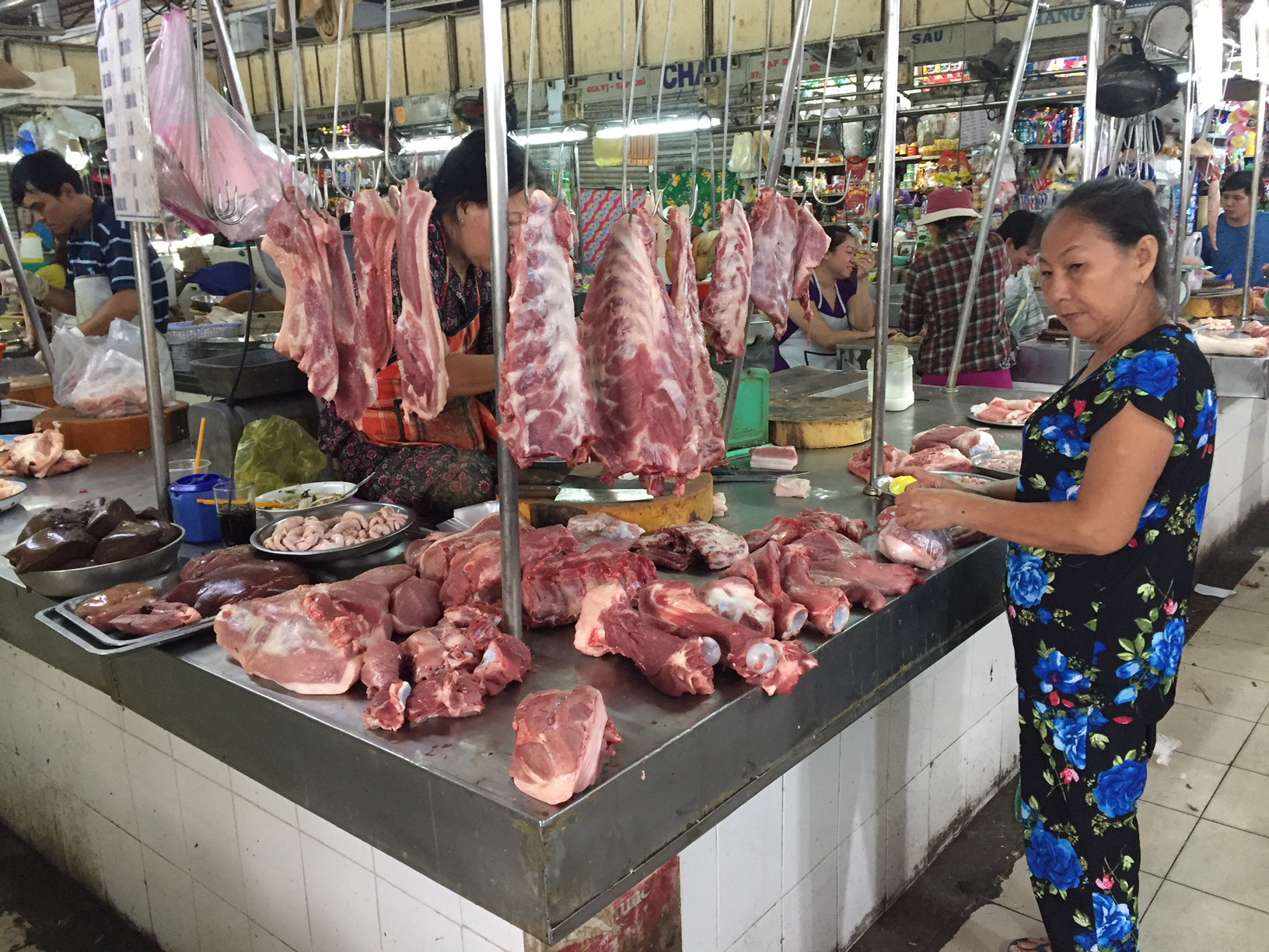 Giá heo leo thang từng ngày, miền Bắc tiệm cận 100.000 đồng/kg