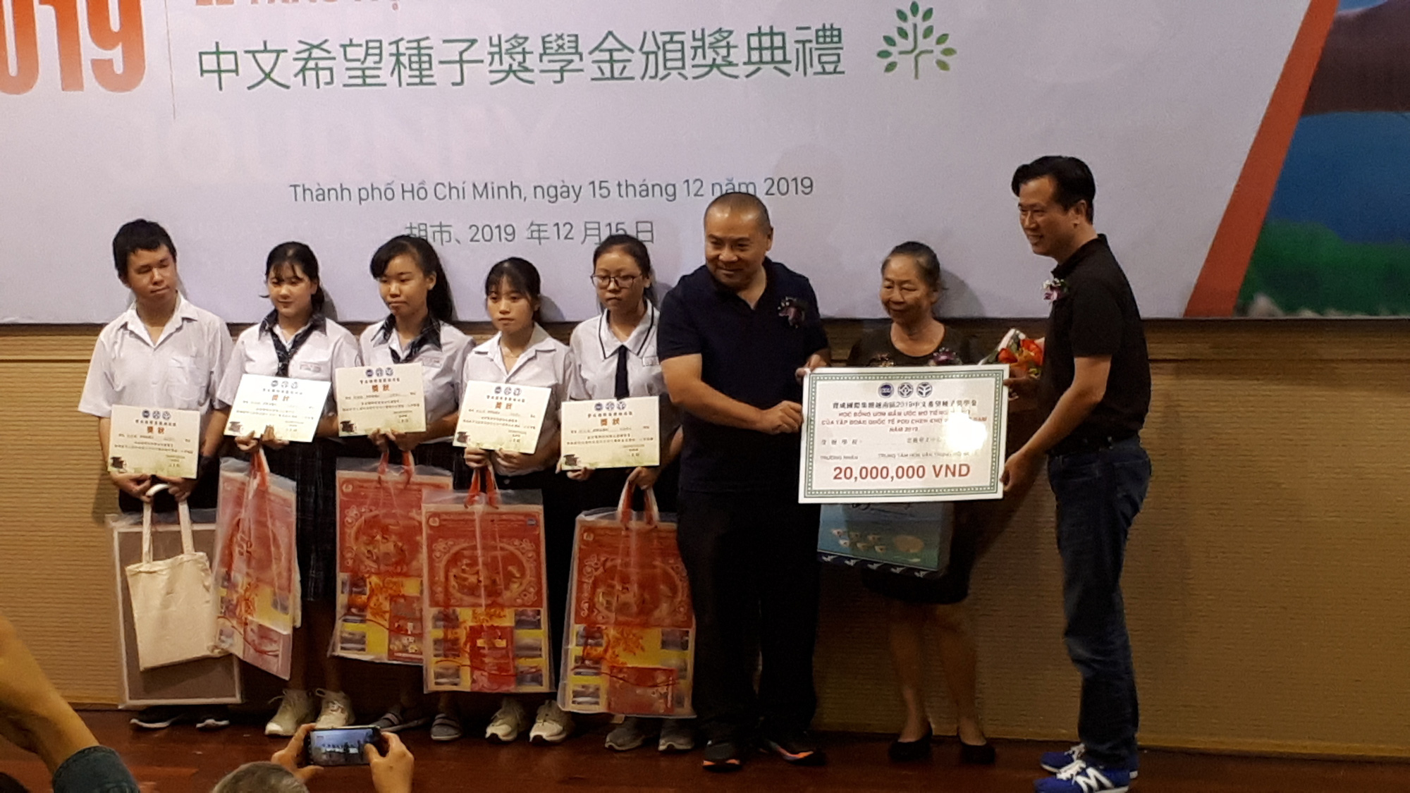 Trao hơn 400 suất học bổng cho học sinh- sinh viên vượt khó