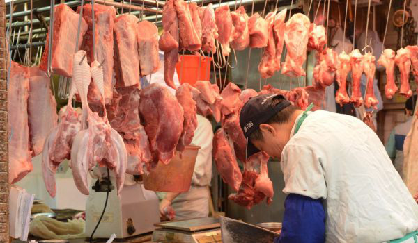 Tung hỏa mù dịch tả heo bằng máy bay không người lái ở Trung Quốc