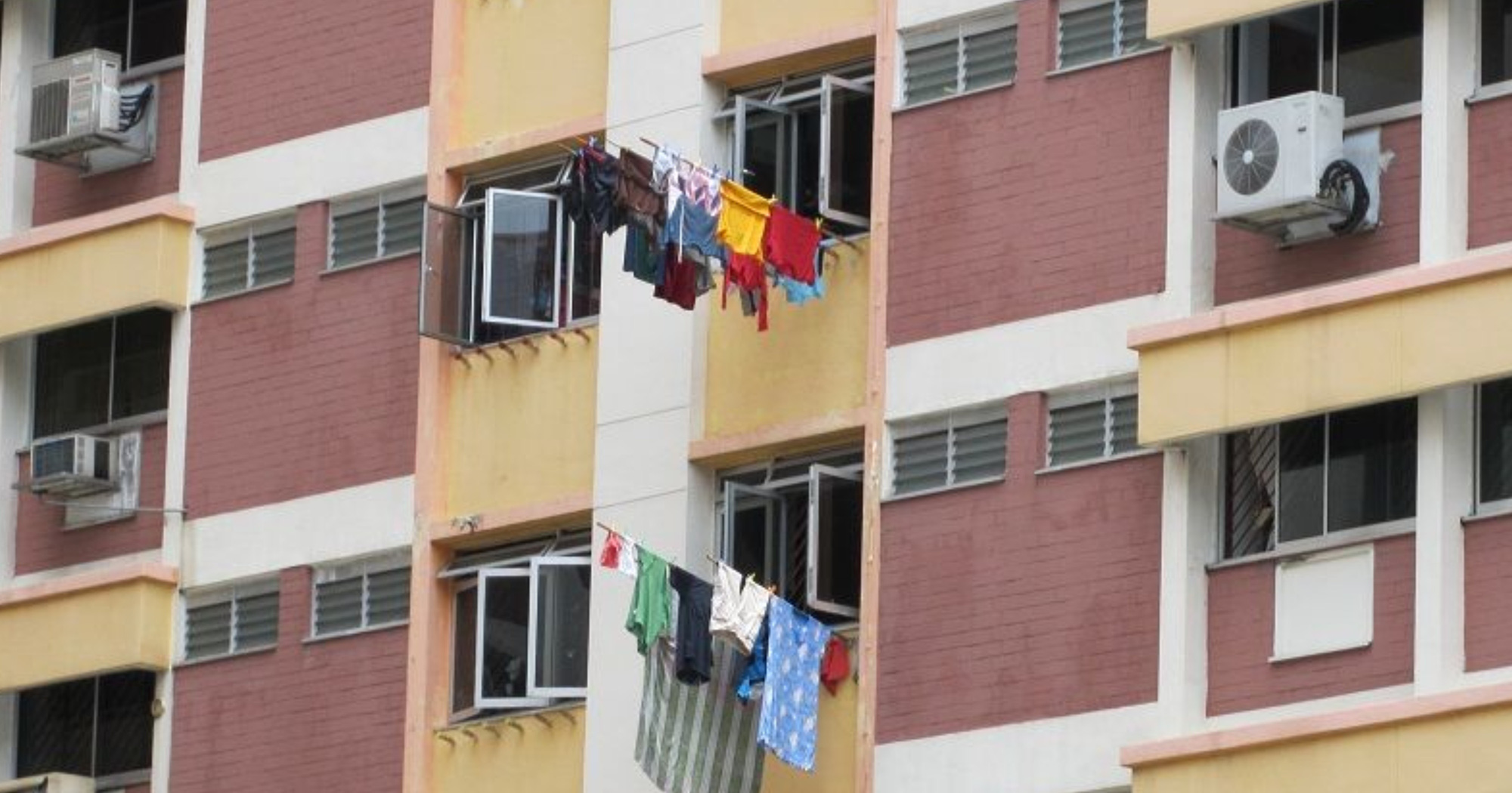 Bị chồng Singapore cố ném qua cửa sổ, người vợ Việt gặp cứu tinh không ngờ