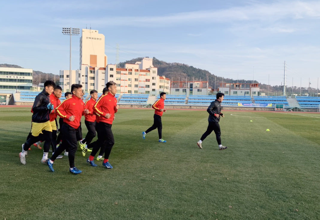 Ch&ugrave;m ảnh U23 Việt Nam luyện c&ocirc;ng, Quang Hải h&aacute;o hức tập luyện trong gi&aacute; lạnh - Ảnh 5.
